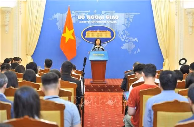 La portavoz de la Cancillería de Vietnam, Le Thi Thu Hang, responde las preguntas de la prensa. (Fotografía: VNA)