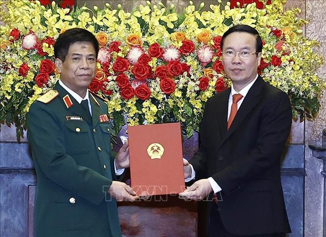 El presidente vietnamita, Vo Van Thuong, entrega la decisión de ascenso al rango militar del coronel general a Nguyen Van Nghia, subjefe del Estado Mayor General del EPV. (Fotografía: VNA)