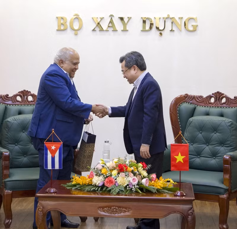 El embajador cubano entrega un obsequio al ministro vietnamita. (Foto: baoxaydung.com.vn) El embajador cubano entrega un obsequio al ministro vietnamita. (Foto: baoxaydung.com.vn)