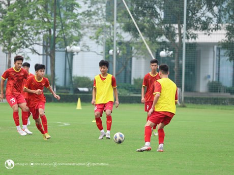 Jugadores del la selección sub-17 en una sesión de entrenamiento. (Fotografía: VNA)