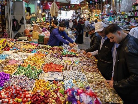 La gente compra para la festividad de Eid al-Fitr en la ciudad de Gaza. (Fotografía: THX/VNA)