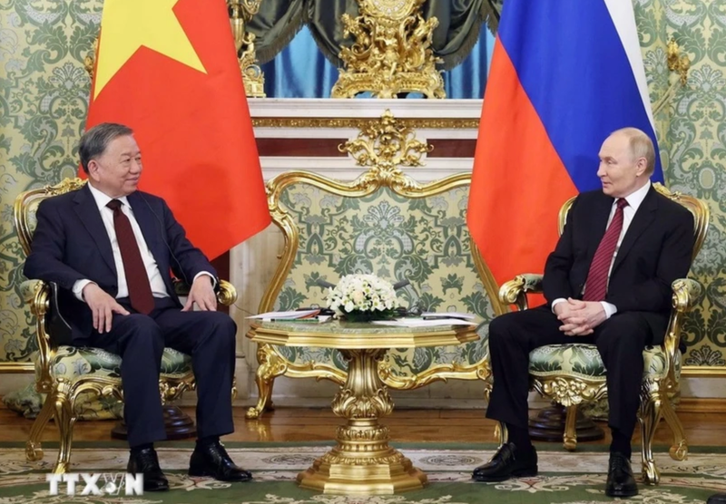 El secretario general del Partido Comunista, To Lam, se reúne con el presidente ruso ,Vladimir Putin. (Foto: VNA)