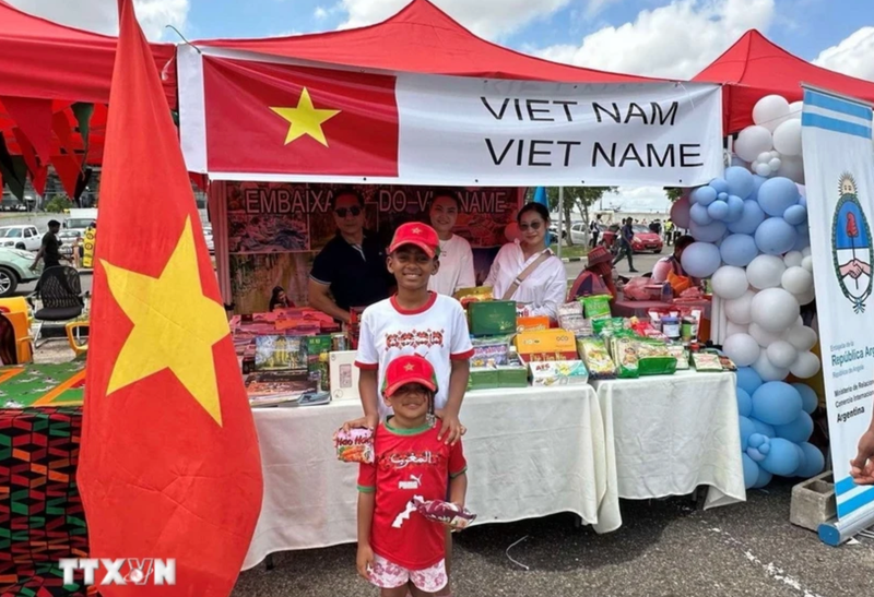 La Embajada de Vietnam en Angola, junto con la comunidad vietnamita, participa en la segunda edición del evento “Petro Sem Fronteiras” (Foto: VNA)