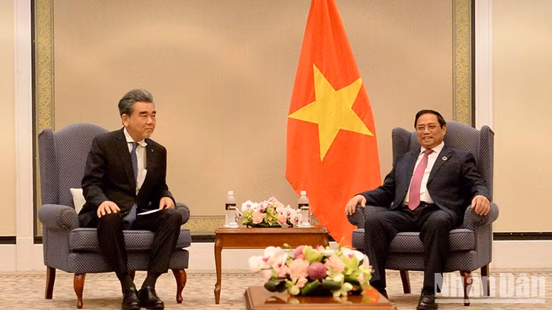 El primer ministro de Vietnam, Pham Minh Chinh, recibe al Mitsuo Ochi, rector de la Universidad de Hiroshima.