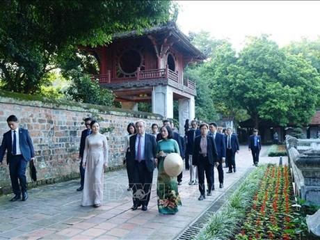 El secretario general de la ONU, António Guterres, visita el Templo de la Literatura-Quoc Tu Giam. (Fotografía: VNA)