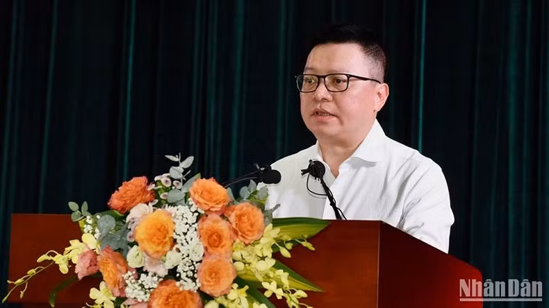 El presidente de la Asociación de Periodistas de Vietnam y presidente-editor del periódico Nhan Dan (Pueblo), Le Quoc Minh, habla en el evento.