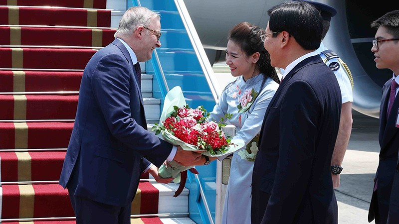 El primer ministro de Australia, Anthony Albanese, llaga al aeropuerto Noi Bai, an Hanói. (Fotografía: VNA)