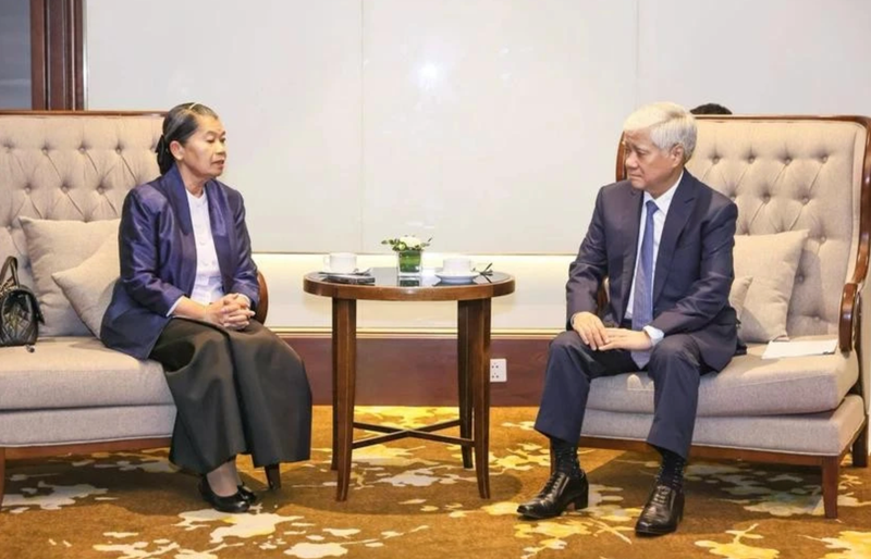 En la reunión entre Do Van Chien (derecha), miembro del Buró Político, secretario del Comité Central del Partido y presidente del Comité Central del Frente de la Patria de Vietnam, y Men Sam An, vicepresidente del Partido Popular de Camboya, presidenta del Consejo Nacional del Frente de Solidaridad para el Desarrollo de la Patria de Camboya (SFDCM) y presidenta de la Asociación de Amistad Camboya-Vietnam. (Foto: VNA)
