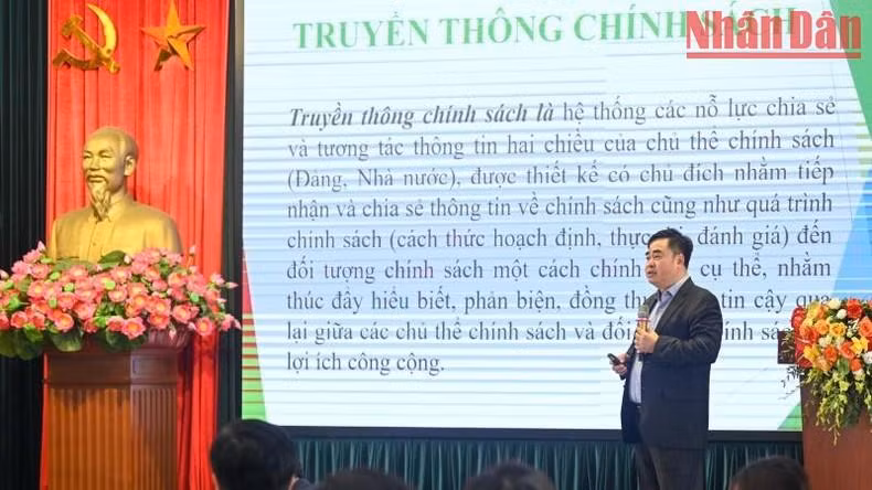 El director y editor en jefe de la Editorial Política Nacional Su That (Verdad), Pham Minh Tuan hace una presentación en el evento. El director y editor en jefe de la Editorial Política Nacional Su That (Verdad), Pham Minh Tuan hace una presentación en el evento.