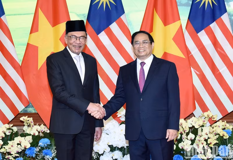 El primer ministro de Vietnam, Pham Minh Chinh, y su homólogo malasio, Anwar Ibrahim.