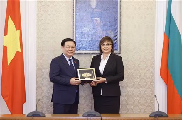 El presidente de la Asamblea Nacional de Vietnam, Vuong Dinh Hue, y la presidenta del Partido Social de Bulgaria (BSP) y del Grupo de Diputados de BSP, Korneliya Ninova (Fotografía: VNA)