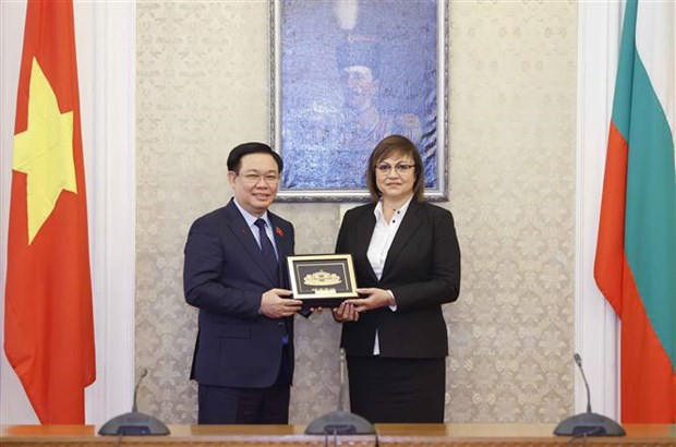 El presidente de la Asamblea Nacional de Vietnam, Vuong Dinh Hue, y la presidenta del Partido Social de Bulgaria (BSP) y del Grupo de Diputados de BSP, Korneliya Ninova (Fotografía: VNA)
