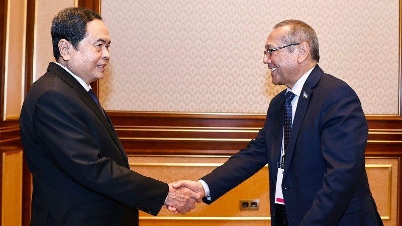 El presidente de la Asamblea Nacional de Vietnam, Tran Thanh Man, recibe al presidente del Partido Democrático Popular de Uzbekistán, Ulugbek Inoyatov. (Foto: VNA)