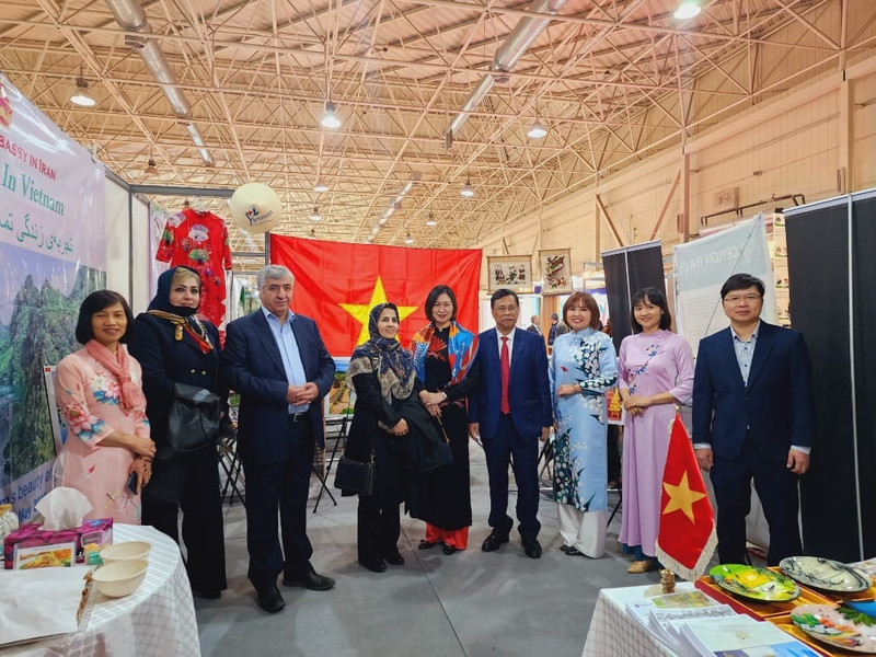 El ministro iraní de Patrimonio Nacional, Artesanía y Turismo, Ezzatollah Zarghami, visita el stand vietnamita. (Fotografía: thoidai.com.vn)