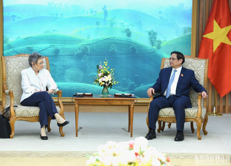 El primer ministro Pham Minh Chinh y la profesora francesa Francoise Barre-Sinoussi.