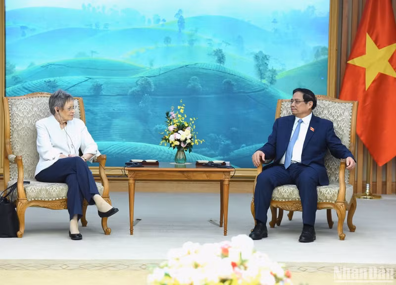 El primer ministro Pham Minh Chinh y la profesora francesa Francoise Barre-Sinoussi.