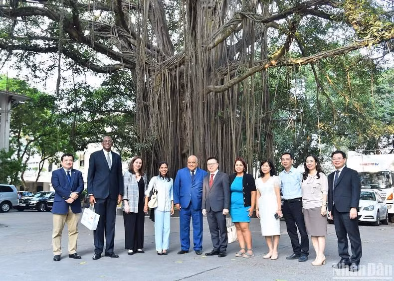 Los delegados en la sede del periódico Nhan Dan.