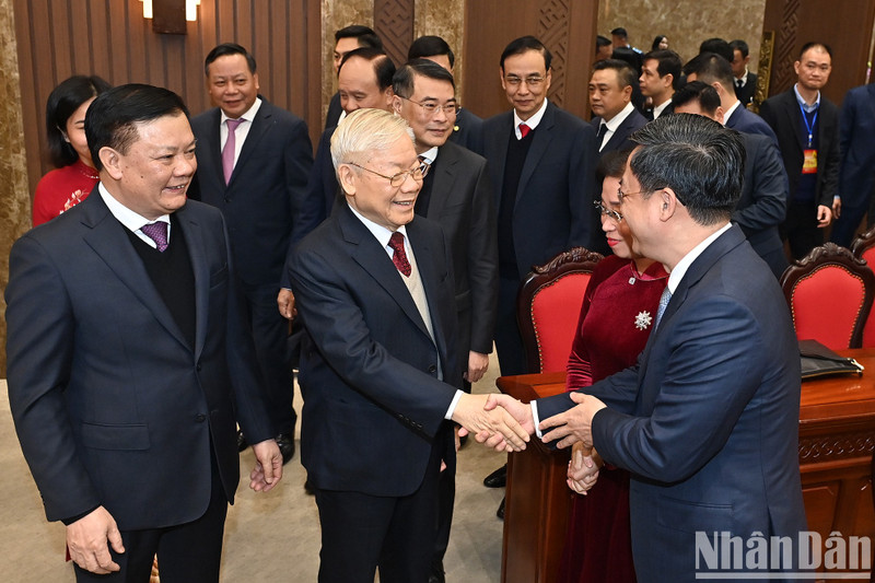 El secretario general del PCV, Nguyen Phu Trong, felicita al Comité partista, el gobierno y el pueblo de Hanói con motivo del Tet. (Fotografía: Nhan Dan)