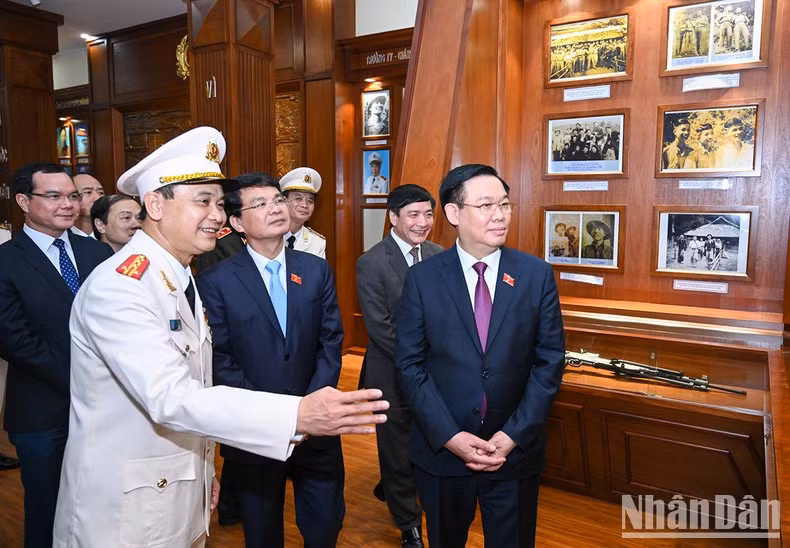 Dinh Hue visita el Museo de Seguridad Pública de Lao Cai.