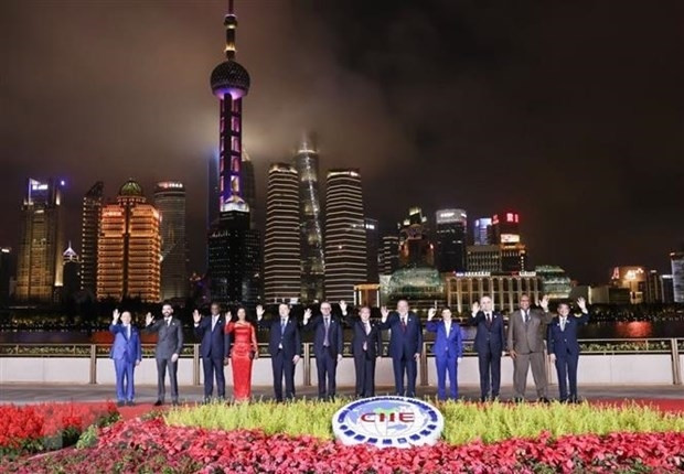 El viceprimer ministro de Vietnam Tran Hong Ha y otros delegados en la inauguración de la sexta Exposición Internacional de Importaciones de China (Fotografía: VNA)