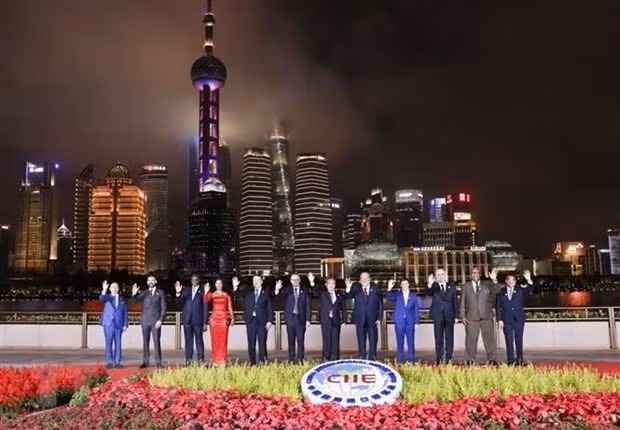 El viceprimer ministro de Vietnam Tran Hong Ha y otros delegados en la inauguración de la sexta Exposición Internacional de Importaciones de China (Fotografía: VNA)