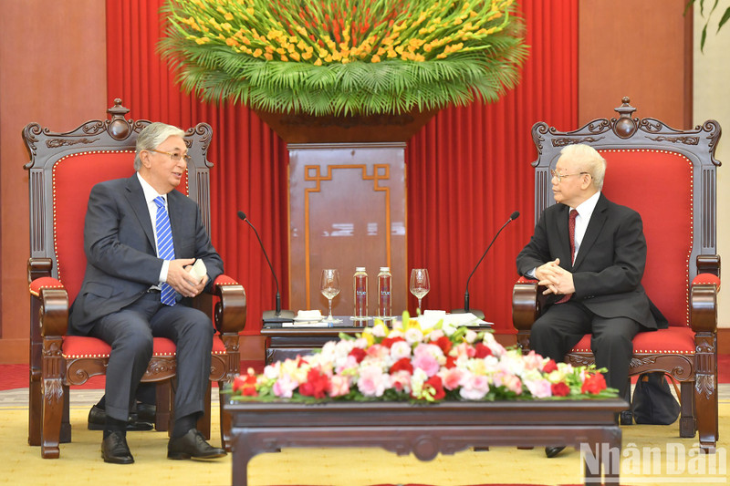 El secretario general del Partido Comunista de Vietnam, Nguyen Phu Trong, recibe al presidente del país de Asia Central, Kassym-Jomart Tokayev. (Fotografía: Nhan Dan)