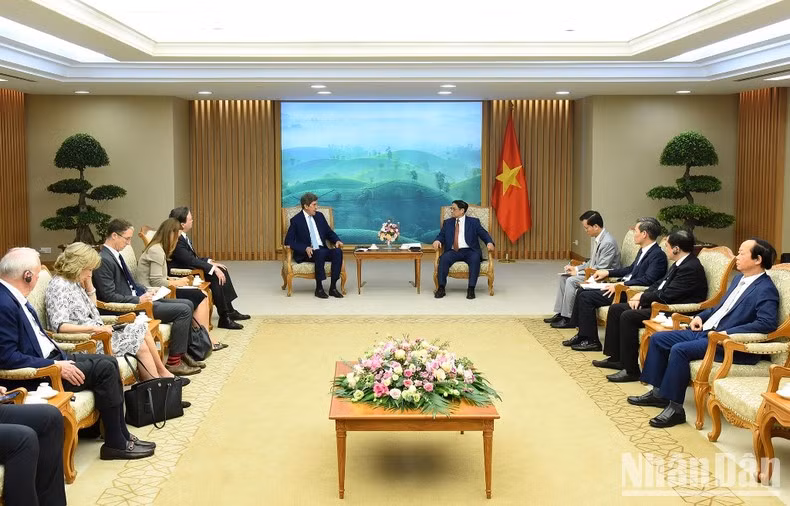 [Foto] Premier vietnamita recibe al enviado presidencial especial de EE.UU. para el Clima ảnh 5