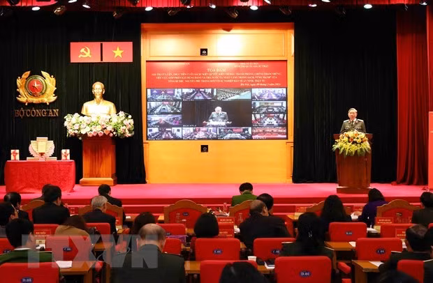 El ministro de Seguridad Pública, general To Lam, habla en el evento. (Fotografía: VNA)