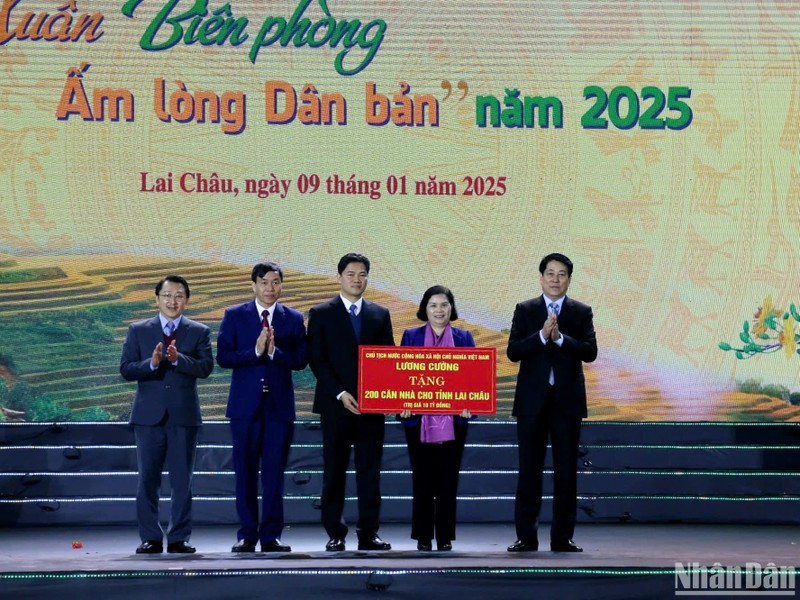 El presidente de Luong Cuong entrega obsequios a las comunidades de minorías étnicas en las zonas fronterizas de la provincia de Lai Chau. (Foto: Nhan Dan)