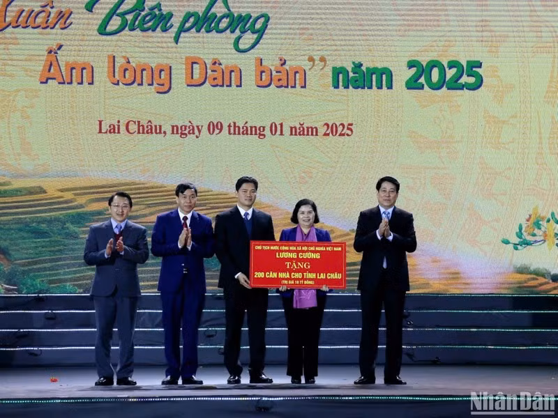 El presidente de Luong Cuong entrega obsequios a las comunidades de minorías étnicas en las zonas fronterizas de la provincia de Lai Chau. (Foto: Nhan Dan)
