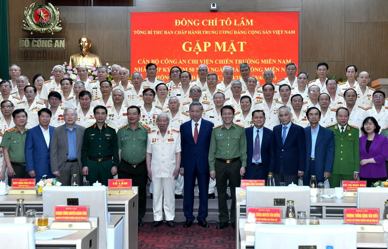 El secretario general del Partido Comunista de Vietnam, To Lam (quinto de derecha de primera fila) recibe a oficiales de policía que apoyaron el campo de batalla en el Sur durante la guerra (Foto: Nhan Dan)