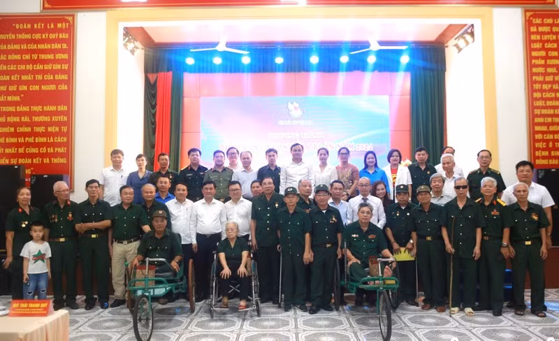 La delegación de la Asociación de Periodistas de Vietnam y miembros del Centro de Enfermería para Inválidos de Guerra de Nghe An.