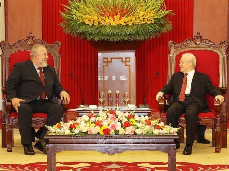 El secretario general del PCV, Nguyen Phu Trong se reúne con el primer ministro de Cuba, Manuel Marrero Cruz.