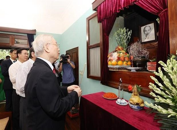 El secretario general del Partido Comunista de Vietnam, Nguyen Phu Trong, ofrece inciensos al Presidente Ho Chi Minh. (Fotografía: VNA)