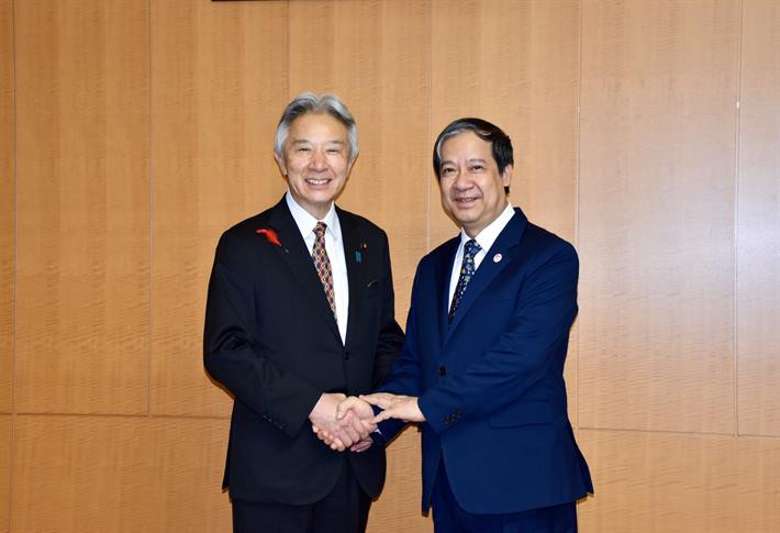 El ministro de Educación y Formación de Vietnam, Nguyen Kim Son, y Moriyama Masahito, titular de Educación, Cultura, Deportes, Ciencia y Tecnología de Japón. (Fotografía: moet.gov.vn)