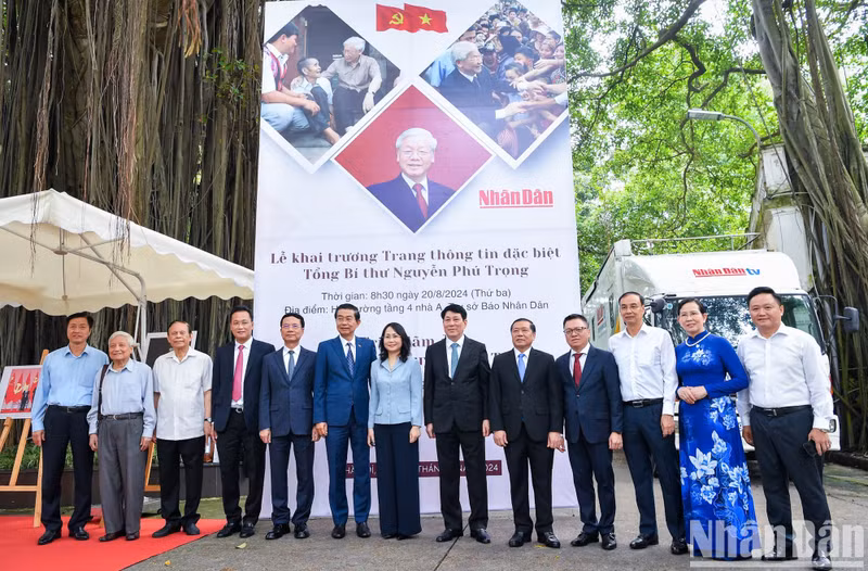 Luong Cuong y otros delegados visitan la exposición fotográfica sobre la vida y obra del secretario general del PCV, Nguyen Phu Trong.