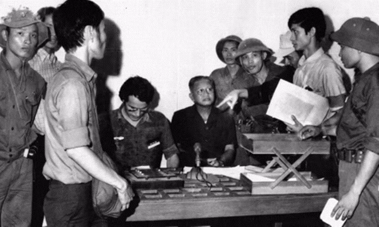 El presidente de la República de Vietnam, Duong Van Minh, comparece ante la Radio de Saigón para declarar la rendición incondicional, poniendo fin a la guerra en Vietnam, el mediodía del 30 de abril de 1975. (Foto: Archivo/VNA).