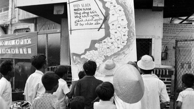 Los habitantes del municipio de Phan Thiet, provincia de Binh Thuan, recién liberada, siguen la noticia de la victoria en la oficina de información de la localidad (abril de 1975). (Foto: Mai Huong/VNA)