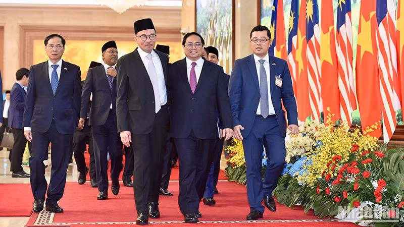 Los dos premieres asisten a la ceremonia de firma de documentos de cooperación.