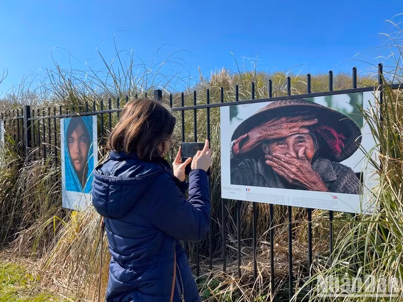 Lugareños visitan la exposición fotográfica.