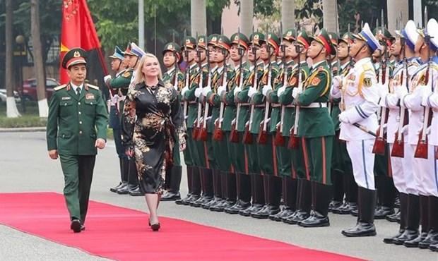 El general Phan Van Giang, miembro del Buró Político y ministro de Defensa de Vietnam, recibe a su homóloga checa, Jana Cernochova. (Fotografía:VNA)
