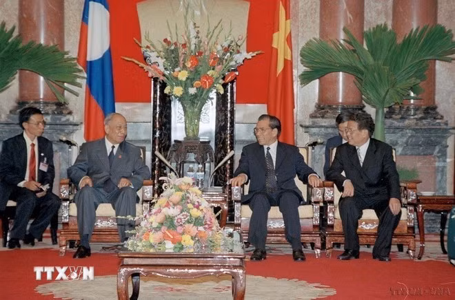 El secretario general del Partido Comunista de Vietnam, Nong Duc Manh (segundo desde la derecha), y el presidente del país, Tran Duc Luong (primero desde la derecha), reciben al presidente del Partido Popular Revolucionario y presidente de Laos, Khamtay Siphandone, durante su visita oficial de amistad a Vietnam en 2002. (Foto: VNA)