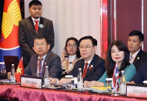 El presidente de la Asamblea Nacional, Vuong Dinh Hue, y miembros de la delegación vietnamita en la reunión (Fotografía: VNA)