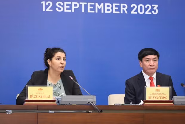 La representante de la Secretaría de la UIP, Zeina Hilal, habla en la rueda de prensa. (Fotografía: VNA)