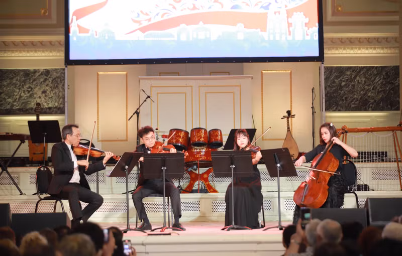 Los artistas de la Academia Nacional de Música de Vietnam interpretan obras de música clásica de ambos países, compuestas en el estilo musical ruso, ayudando al público a sentir las similitudes e interrelaciones entre las dos culturas.