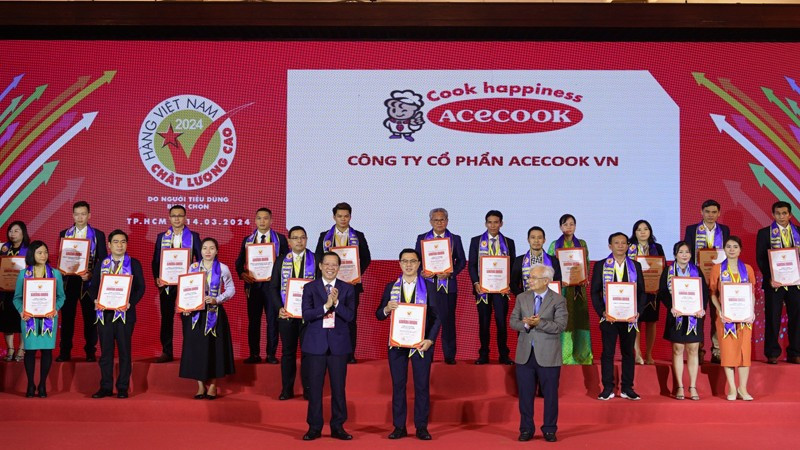 El presidente del Comité Popular de Ciudad Ho Chi Minh, Phan Van Mai, entrega el certificado de Producto Vietnamita de Alta Calidad a las empresas.