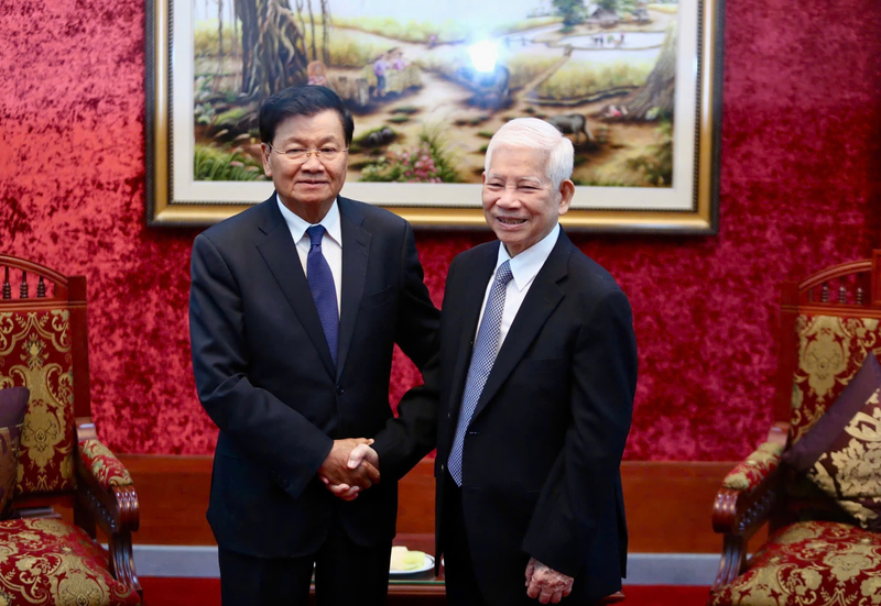 El secretario general del Comité Central del Partido Popular Revolucionario de Laos (PPRL) y presidente del país, Thongloun Sisoulith, (izq.) y el expresidente vietnamita Nguyen Minh Triet. (Foto: dangcongsan.vn)
