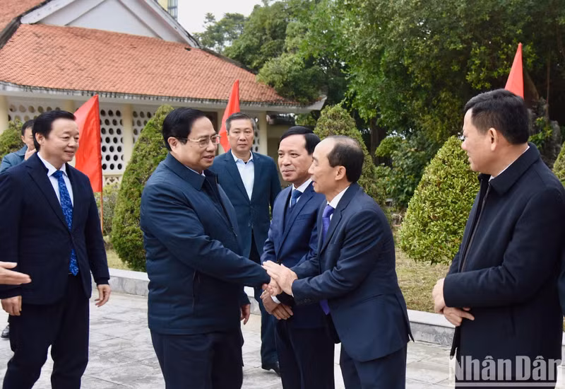 El primer ministro Pham Minh Chinh llega al Área Cultural en homenaje al Presidente Ho Chi Minh.