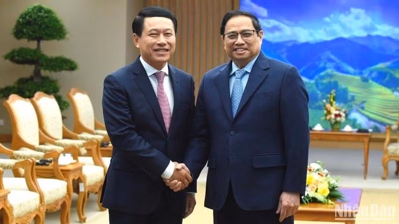 El jefe de Gobierno de Vietnam, Pham Minh Chinh y el vicepremier y ministro de Relaciones Exteriores de Laos, Saleumxay Kommasith.
