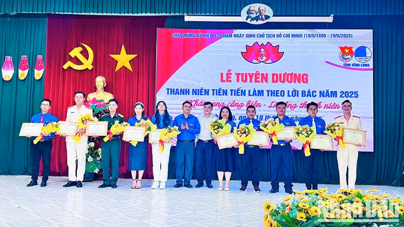La provincia de Vinh Long elogia a los jóvenes ejemplares que siguen las enseñanzas del Tío Ho.